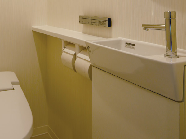 Toilet.  [Hand wash counter] Installed hand washing counter, etc. can be stored toilet care products at the bottom.
