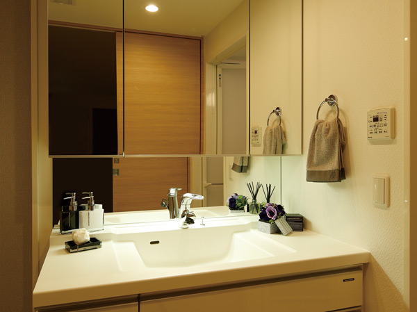 Bathing-wash room.  [Three-sided mirror storage cabinet] Support a comfortable day-to-day functional water unit.