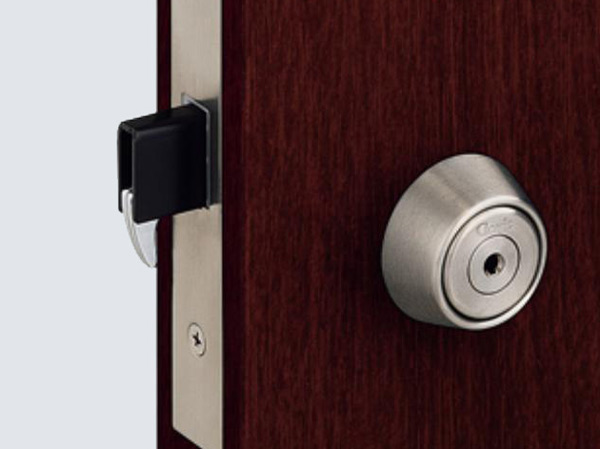 Security.  [Sickle-type deadbolt] Bar pry to strong sickle-type dead bolt. Firmly and engagement in the dead bolt strike part coming protruding sickle, It has become a pry hard to structure.
