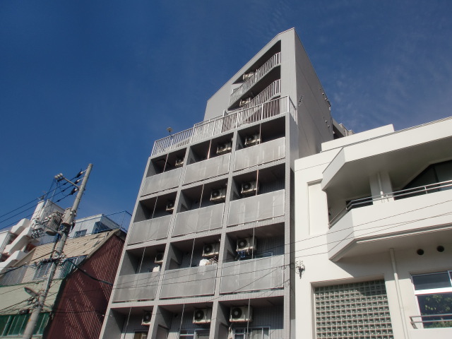 Building appearance. It is conveniently located apartment of Otemachi