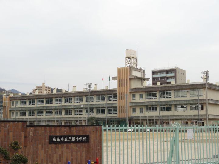 Primary school. 1514m to Hiroshima City Museum of Misasa Elementary School
