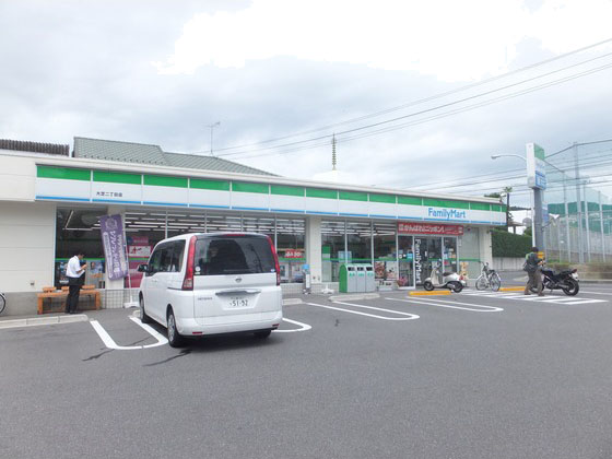 Convenience store. FamilyMart Oshiba-chome store up (convenience store) 81m