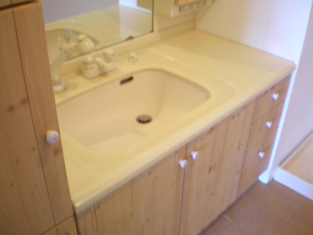 Wash basin, toilet