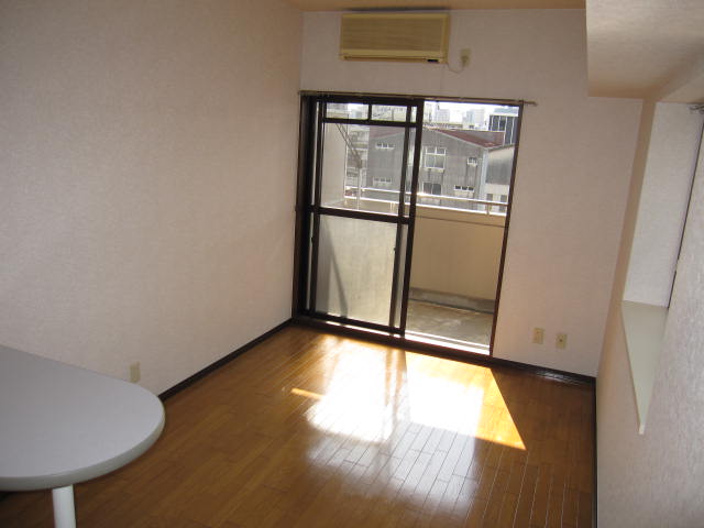 Living and room.  ☆ South-facing balcony of the bright rooms