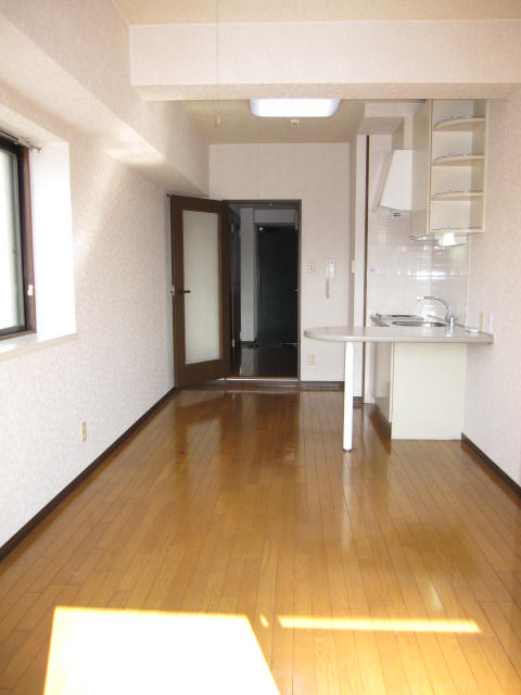 Living and room.  ☆ With a side window ☆ It is clean and bright Western-style. L-shaped kitchen. Fashionable ☆