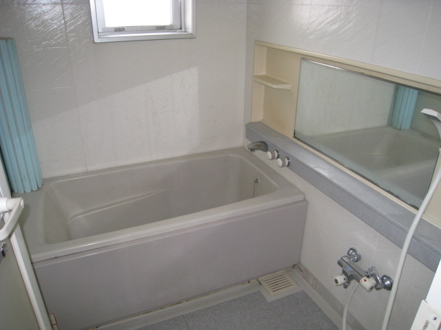 Bath. There is a window of a large mirror and ventilation Easy