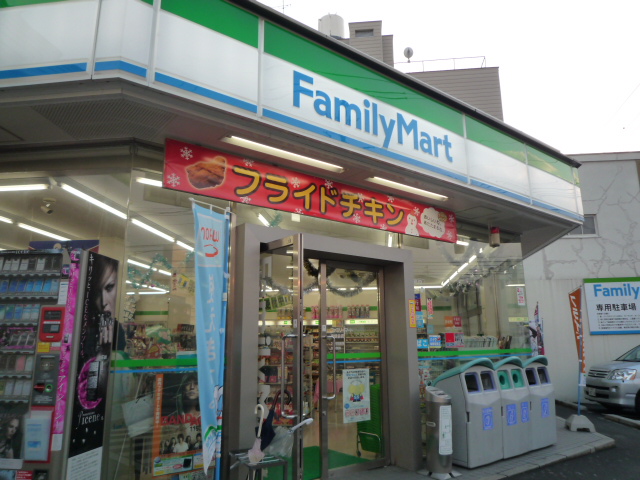 Convenience store. FamilyMart Higashikan'non store up (convenience store) 467m