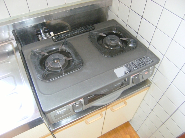 Kitchen. Two-burner gas stove Installed