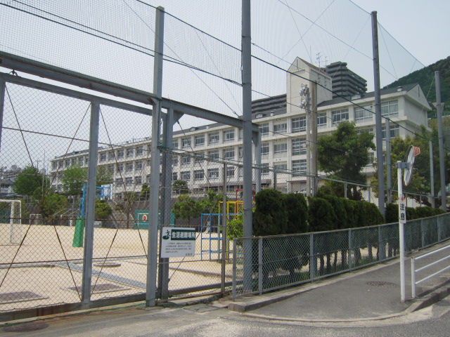 Primary school. Inokuchidai up to elementary school (elementary school) 654m