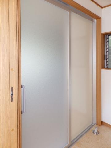 Same specifications photo (bathroom). Large bathroom door