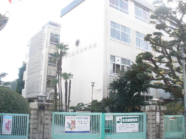 Primary school. 1308m to Hiroshima City Museum of Koi Primary School