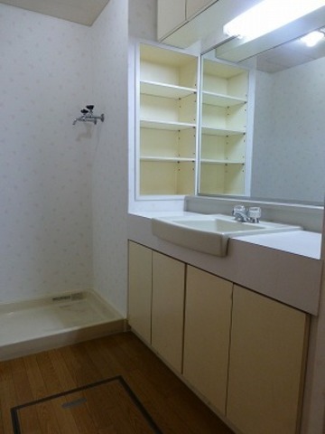 Washroom.  ☆ Separate vanity ☆ The top ・ There is storage rack at the bottom