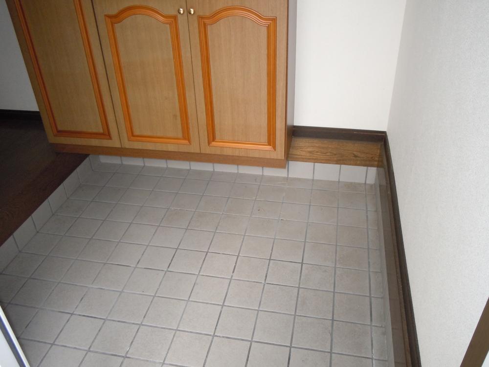 Entrance. Entrance is also widely, Easy-tile finish of care.