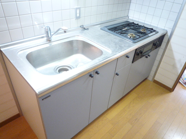 Kitchen. 3-neck with gas stove!