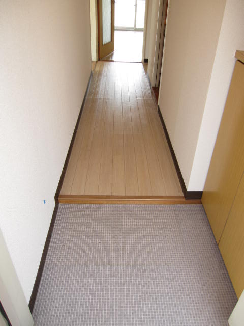 Entrance.  ☆ With cupboard. Nagai hallway Yes. It does not look the room opened the door.