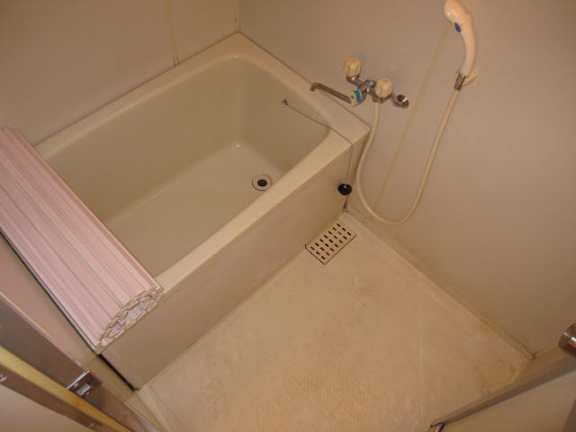 Bath.  ☆ Shower. Tub is wide.