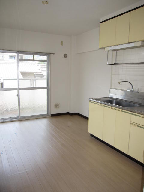 Living and room.  ☆ Sunny. Put dining table. Spacious.