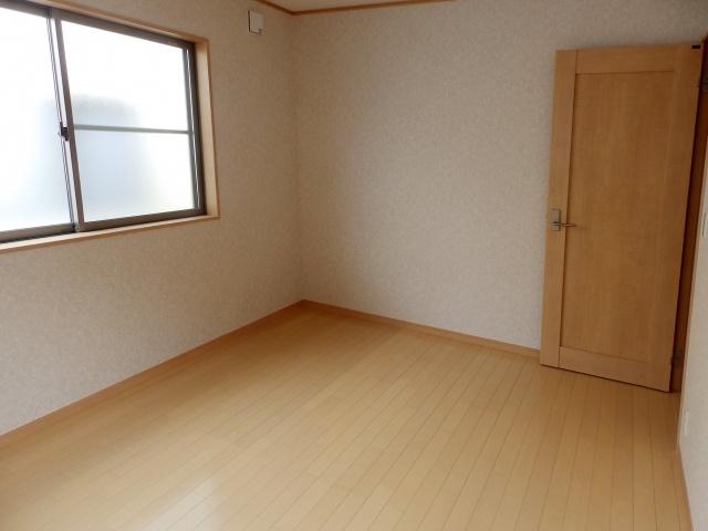 Non-living room. 2F