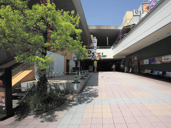Surrounding environment. Furesuta mall mosquito Jill Yokogawa (about 880m / 11-minute walk)