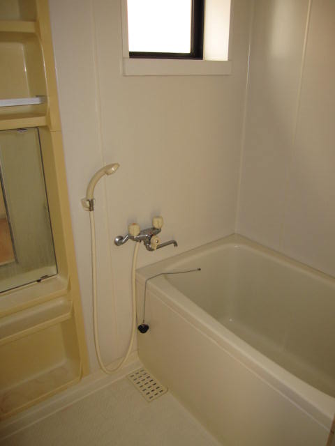 Bath.  ☆ It is a bathroom with a window. Of course, with shower. It is pretty clean! !