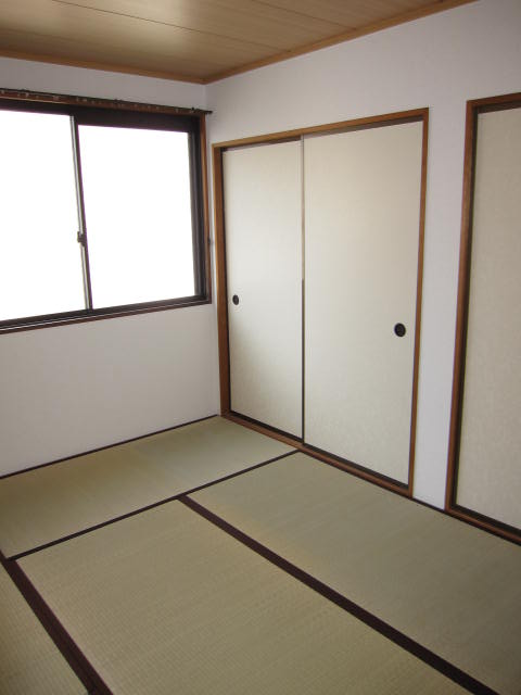 Living and room.  ☆ It housed a large number. Yokomadoyu! Bright is ☆