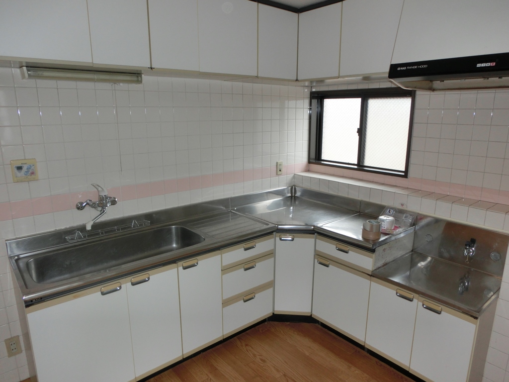 Kitchen. L-shaped kitchen Two-burner you can stove installation