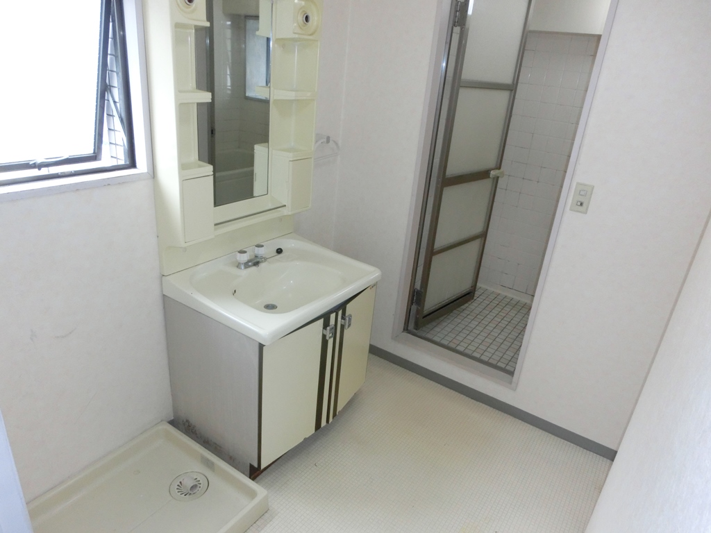 Washroom. Independent wash basin ・ Indoor Laundry Storage