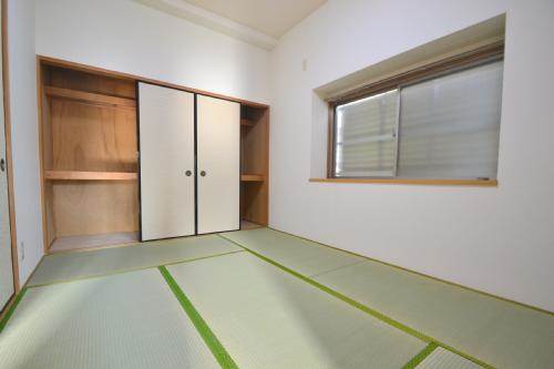 Other room space. Plenty of storage to 6 Pledge Japanese-style room