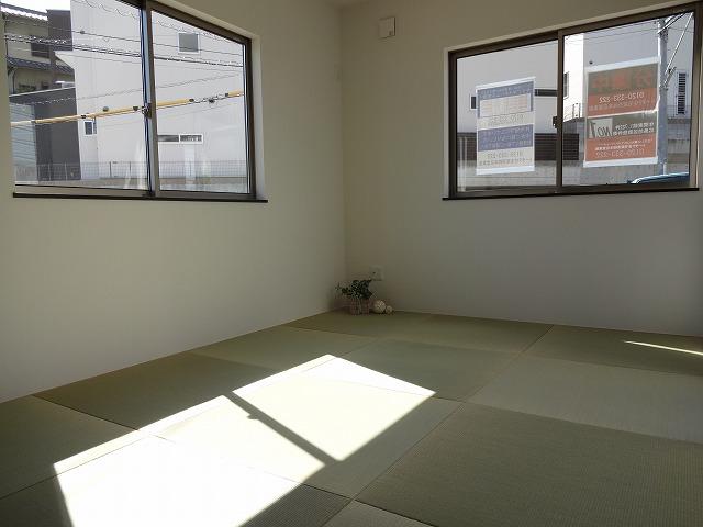 Non-living room. Since it has Japanese-style independent, It is recommended for drawing room