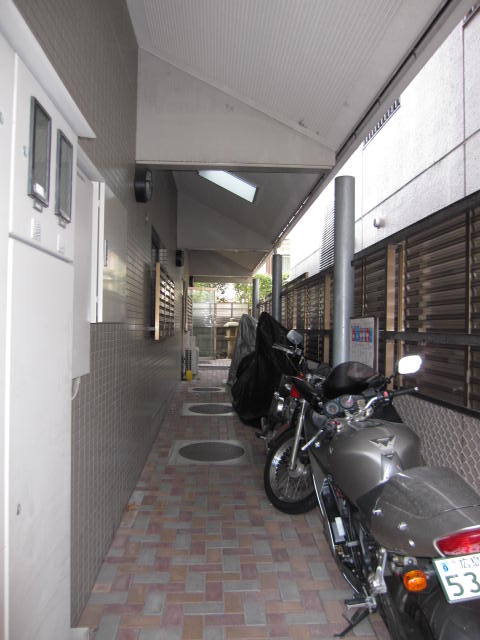 Entrance.  ☆ There yard bike. Bicycle parking lot in the back, Car parking on site.