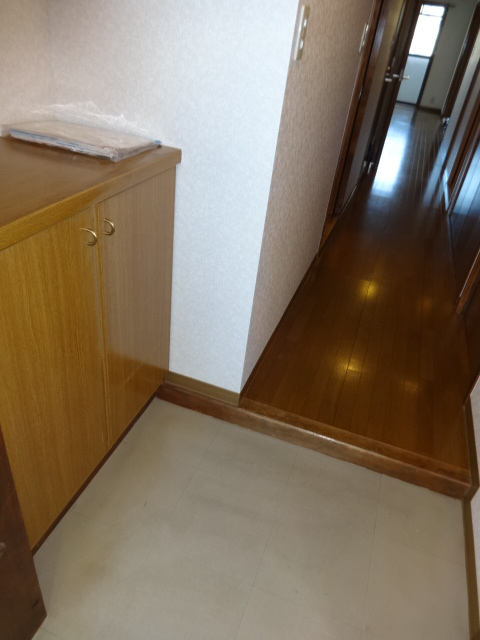 Entrance.  ☆ Spacious entrance of with cupboard. Step is also less.