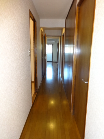 Entrance.  ☆ It is a long corridor to the living room. There hallway storage (large) ☆ Osusu