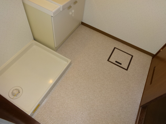 Washroom.  ☆ Spacious washroom of 1 tsubo. Storage box is easy to be installed.