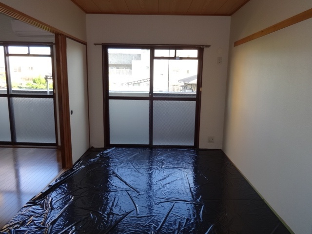 Living and room.  ☆ Japanese-style room is 1. Balcony side window, It is with a side window. Sunny. Brightness