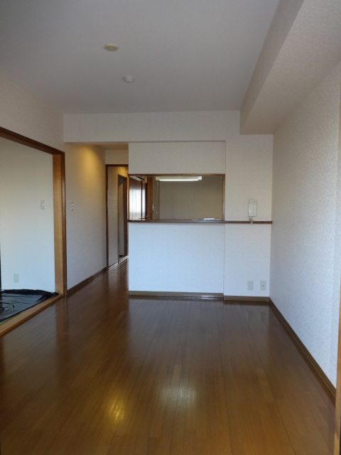 Living and room.  ☆ It is beautiful, spacious and bright living room. Sunny property ☆