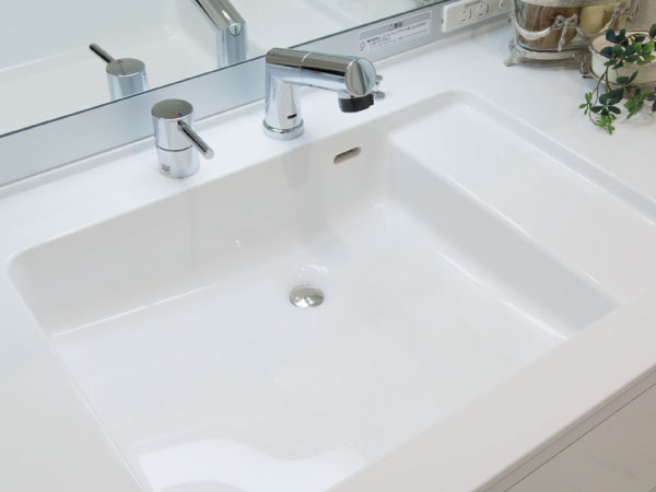 Bathing-wash room.  [Organic glass-based new material basin counter] Adopt a spacious rectangular clear proof counter provided with a step on the inner side of the ball. It can be placed, such as soap and cup, It is upscale design.