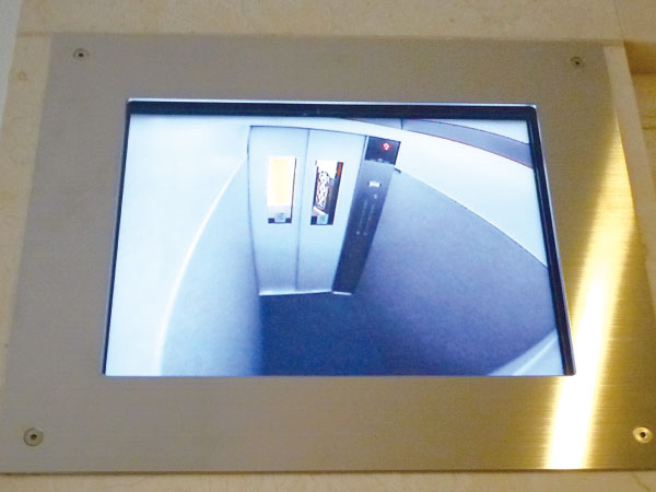 Common utility.  [Elevator equipped with the function of peace of mind] Install the monitor to project in the elevator all the time on the first floor elevator before. It is possible to see who is riding inside of a state and while are in the Hall, You can use with confidence. (Same specifications)
