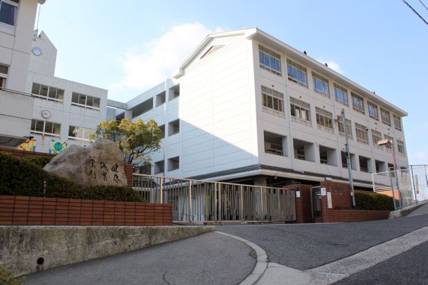 Junior high school. 894m to Hiroshima Municipal Inokuchidai junior high school (junior high school)