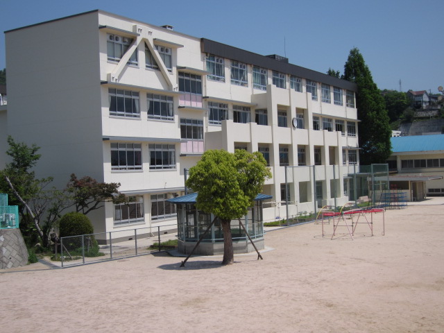 Primary school. Koi 300m up to elementary school (elementary school)