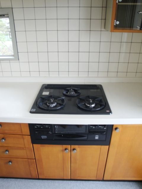 Kitchen. 3-neck gas stove! This is a rare.