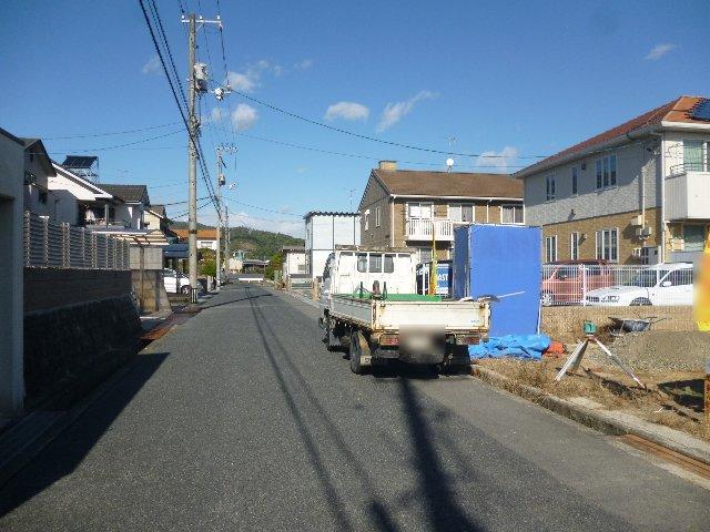 Local photos, including front road.   Front road: 6.3m