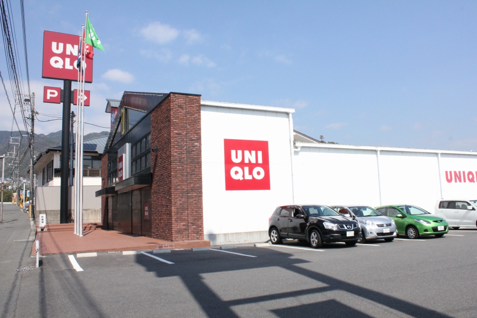 Shopping centre. Uniqlo Itsukaichi wave Izushi shop until the (shopping center) 520m