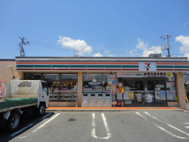 Convenience store. 500m to Seven-Eleven (convenience store)