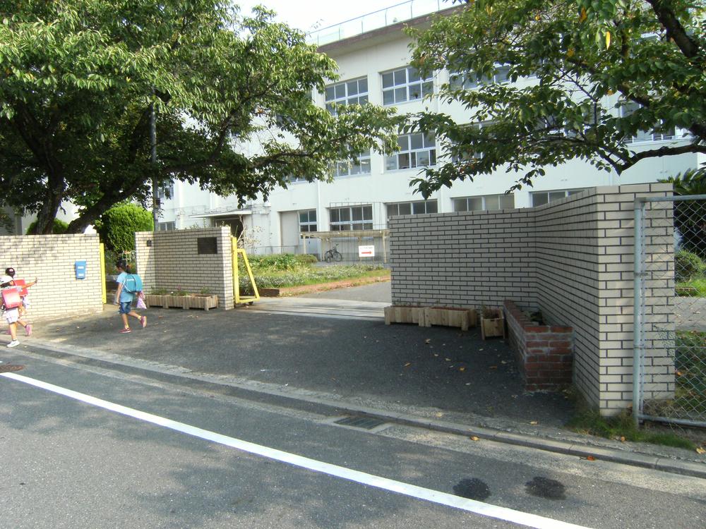 Primary school. Itsukaichi to South Elementary School 1100m