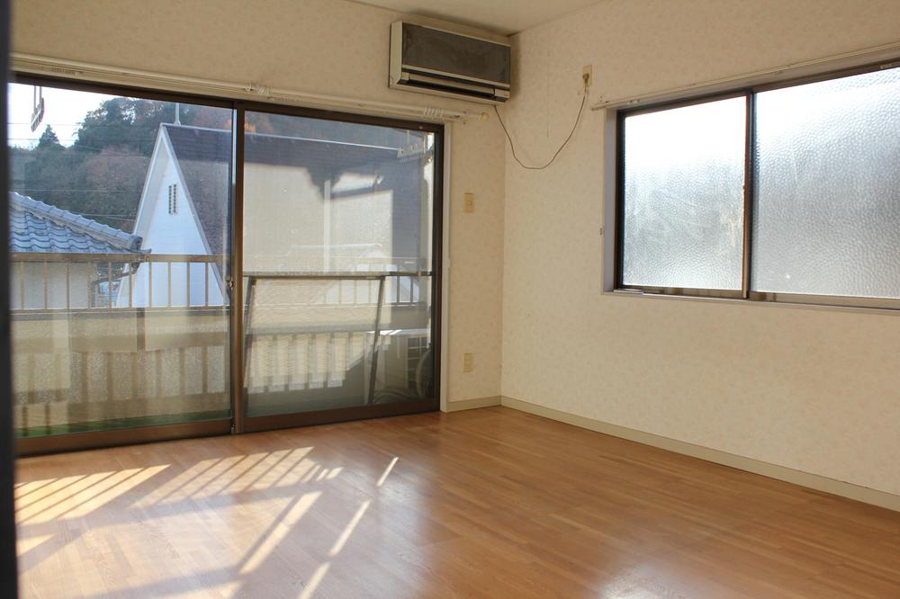 Non-living room. Is a good room pleasant light is overflowing.