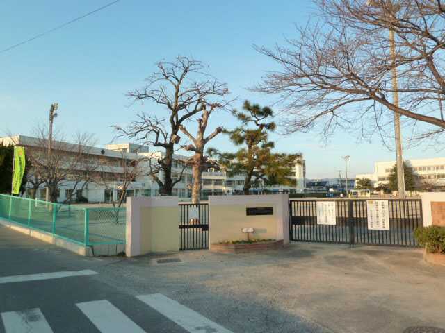 Primary school. Itsukaichi Kannon elementary school (elementary school) up to 400m