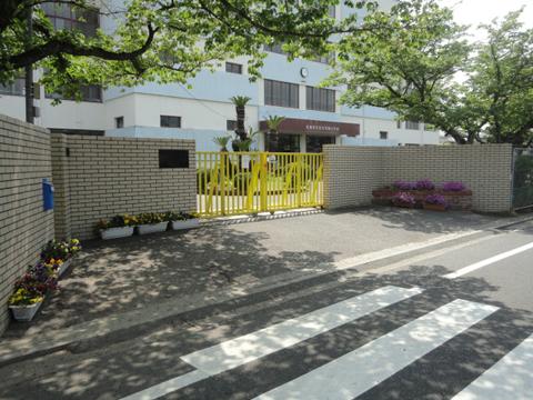 Primary school. Itsukaichi to South Elementary School 525m