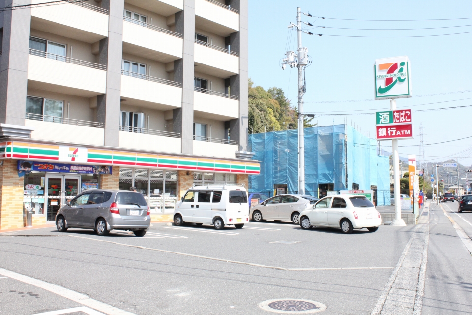 Convenience store. Seven-Eleven Hiroshima Shiroyama store up (convenience store) 264m