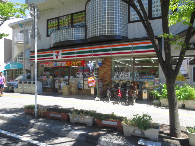 Convenience store. Seven-Eleven Hiroshima Itsukaichiekimae store up (convenience store) 216m