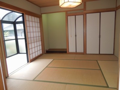 Other room space.  ☆ 8 quires of Japanese-style room ☆ Sun Room opened the shoji!